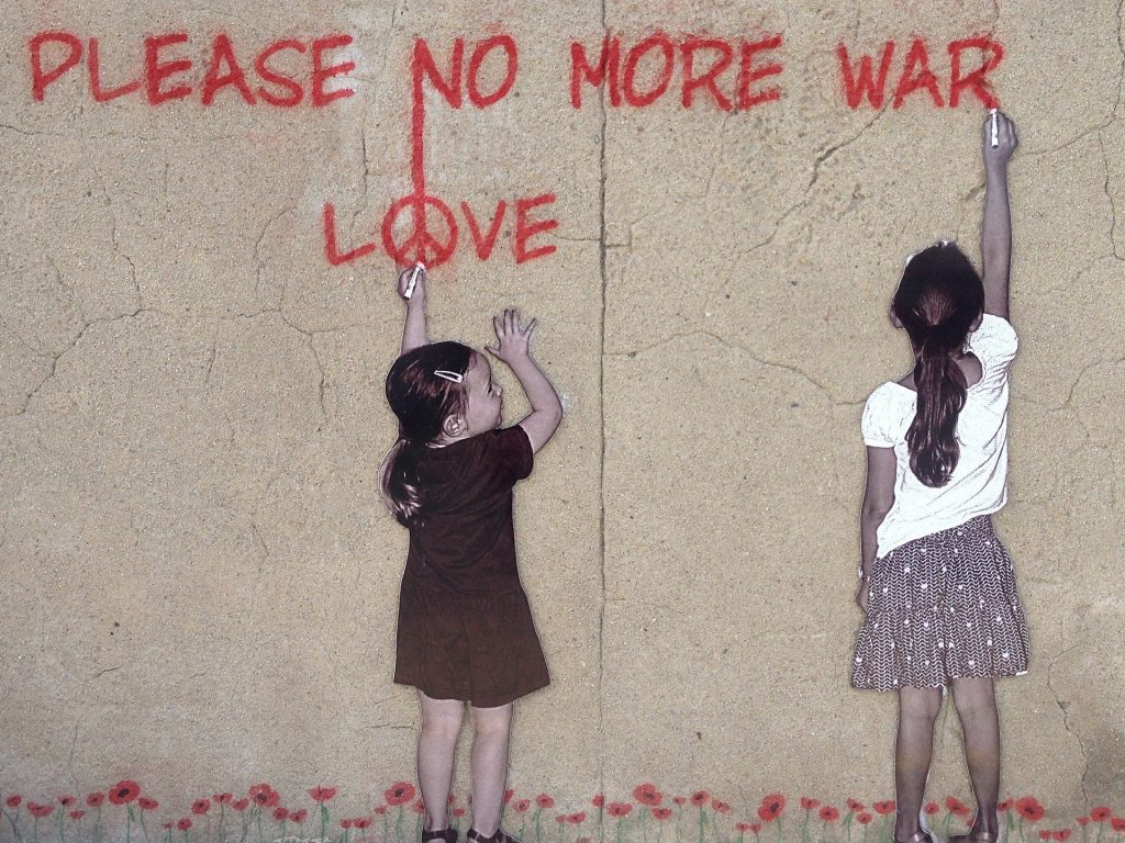 niñas con mensaje en pared