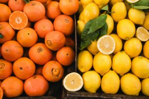 Limones y naranjas representando las palabras del reto para la tarta de requesón y cítricos