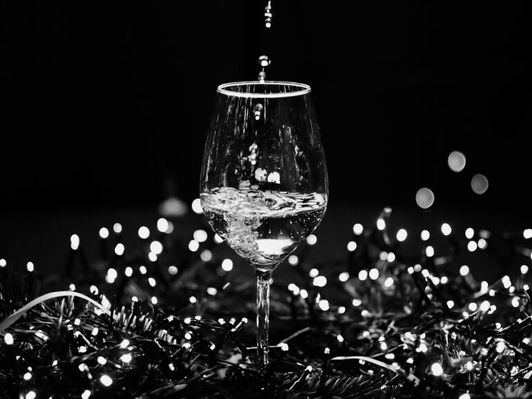 Ilustración navideña que simboliza la reflexión sobre el origen de la Navidad y la crítica al consumismo durante las fiestas.