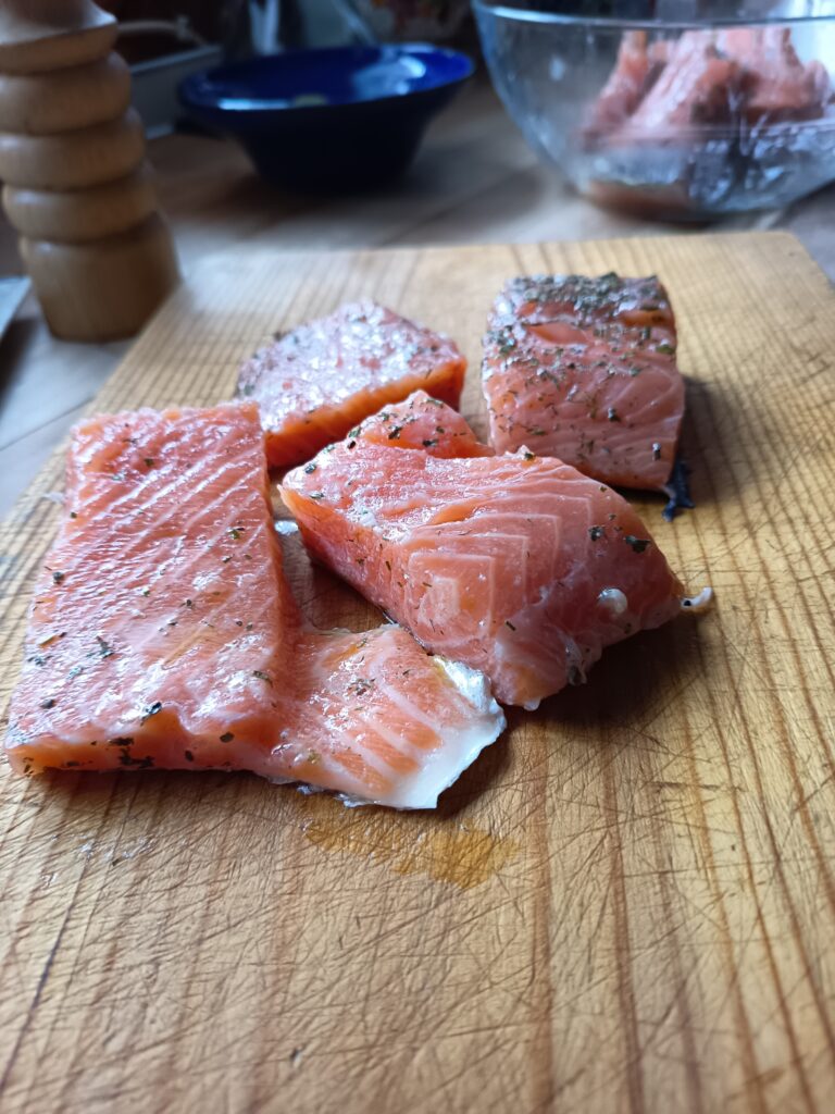 Salmón con verduras al horno servido con salsa de mostaza y limón, acompañado de pimientos asados y brócoli al vapor.