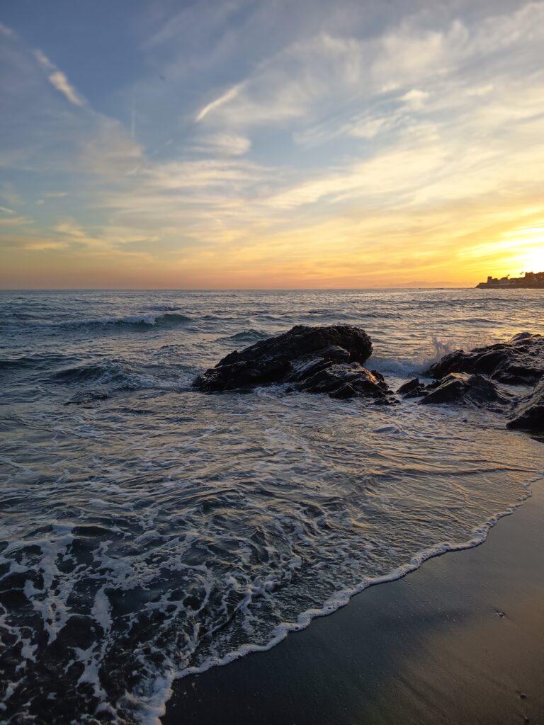 Atardecer en la costa, la calma tras la tempestad, símbolo de enero como mes de comienzos y de acompañar sin juzgar.