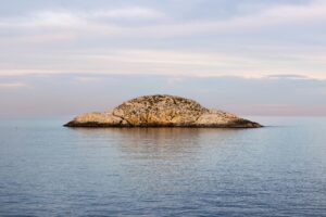 Roca sobre el mar, símbolo de un quince de enero de duelo, amor eterno y nuevos comienzos.