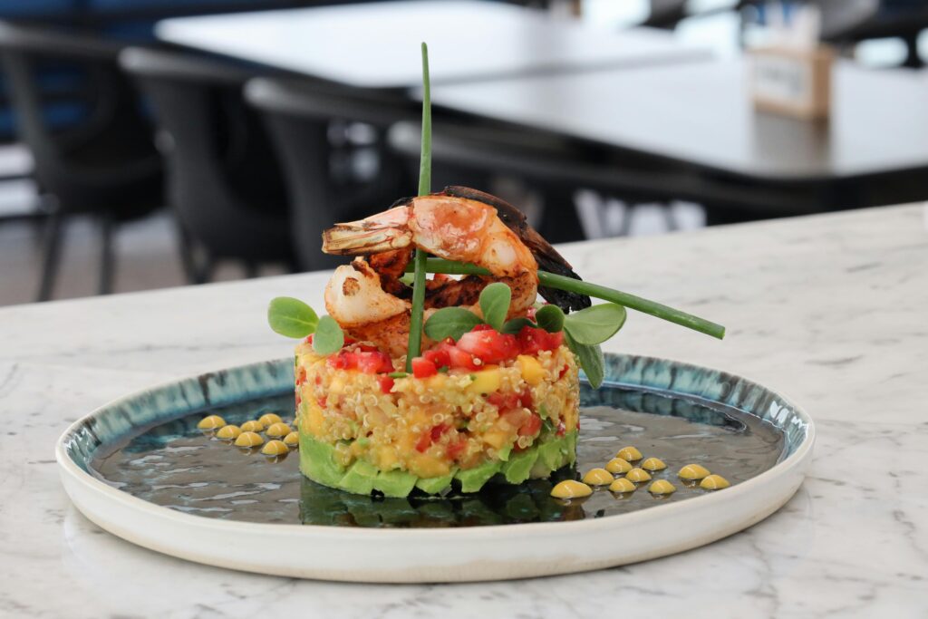 Plato representando la deconstrucción, la primera técnica vanguardista.