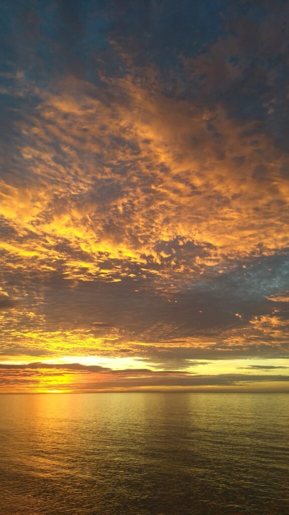 Amanecer en la costa, esa luz que evoca el eco de tu voz, una voz ausente y presente