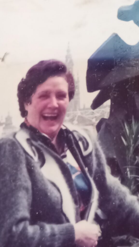 Imagen de Emilia Bueno, representando el eco de tu voz, su propia voz.