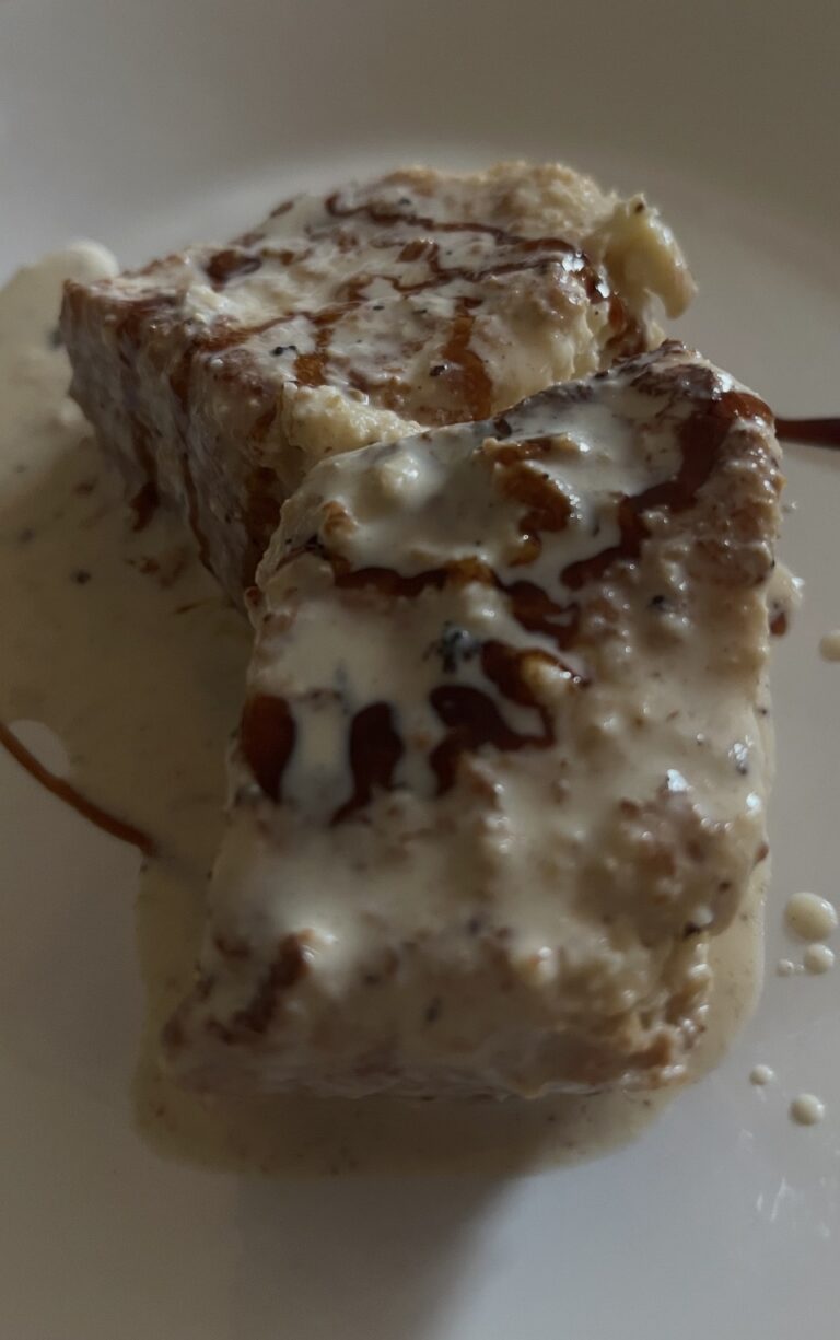 Porción individual de las torrijas de marisa con crema inglesa y al pedro ximenez