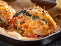 pechuga rellena de espinacas y feta sobre una fuente, lista para comer.